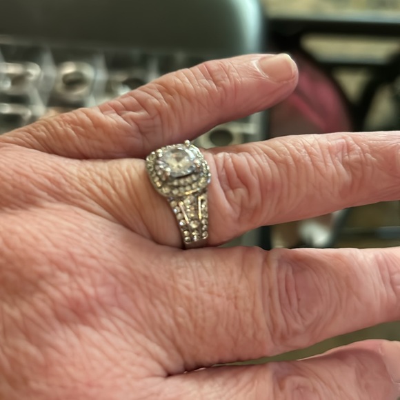 ♥️Boho Style Ring , large round Zircon, surrounded by ave set stones, 925 plated - Picture 4 of 15